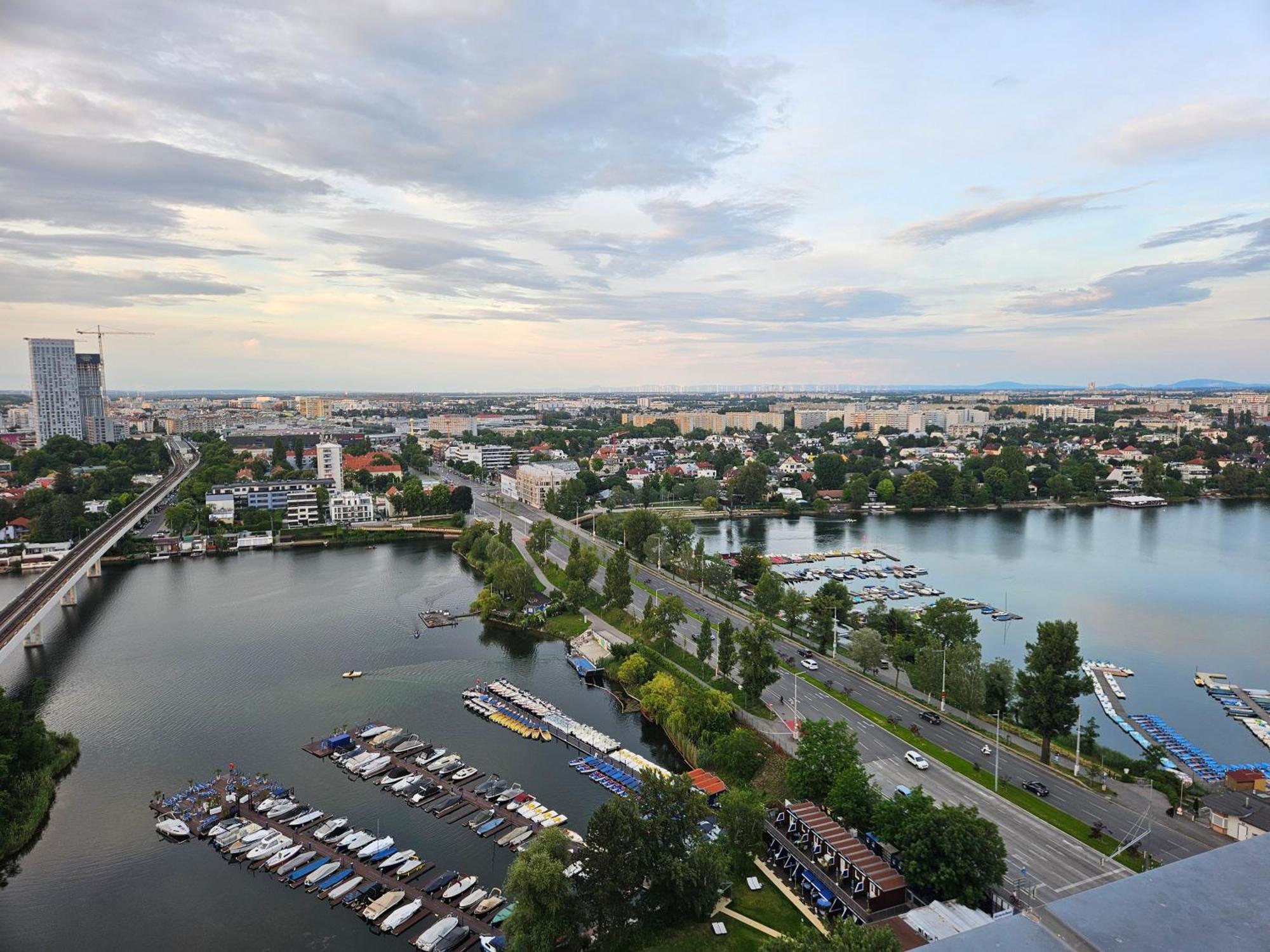 Yuki's Place - Un-vic, Danube And Subway Near To Downtown Apartment